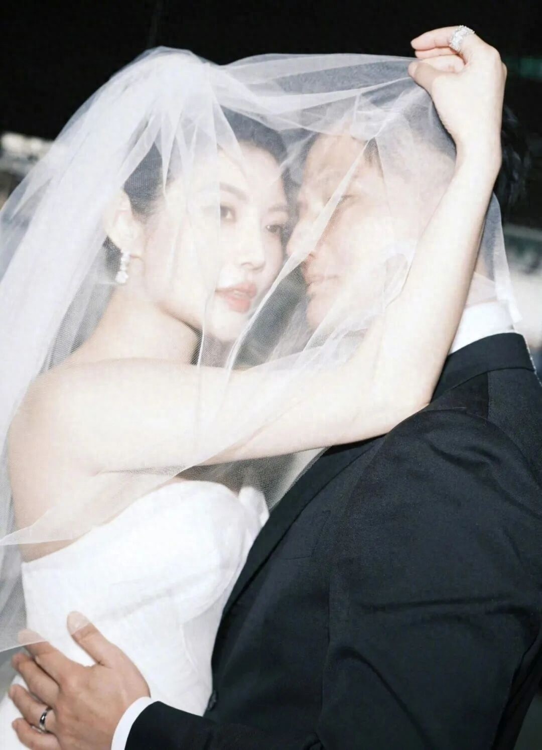 明星情侣婚纱照公开！将于明年举办婚礼