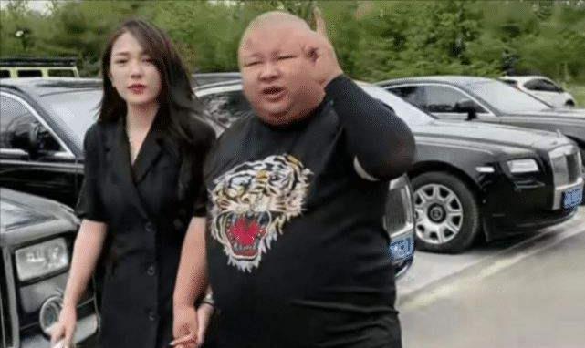 网红老狗讲八卦-_网红老狗破产被妻子骗走财产_网红老狗直播写遗书被质疑剧本